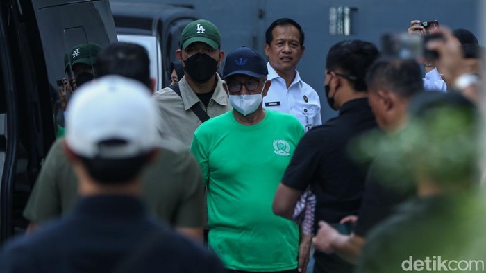 Dua narapidana kasus narkoba asal Belanda, Siegfried Mets (74) dan Ali Tokman (65), resmi dipulangkan ke negaranya pada Senin (8/12/2025) dari Lapas Kelas I Cipinang, Jakarta. Keduanya keluar dari gerbang lapas mengenakan pakaian hijau, satu per satu masuk ke dalam mobil hitam yang telah disiapkan untuk mengantar mereka menuju proses pemulangan.