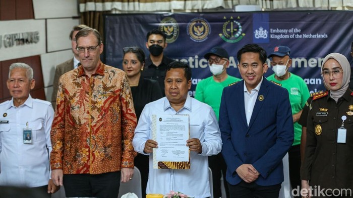 Dua narapidana kasus narkoba asal Belanda, Siegfried Mets (74) dan Ali Tokman (65), resmi dipulangkan ke negaranya pada Senin (8/12/2025) dari Lapas Kelas I Cipinang, Jakarta. Keduanya keluar dari gerbang lapas mengenakan pakaian hijau, satu per satu masuk ke dalam mobil hitam yang telah disiapkan untuk mengantar mereka menuju proses pemulangan.