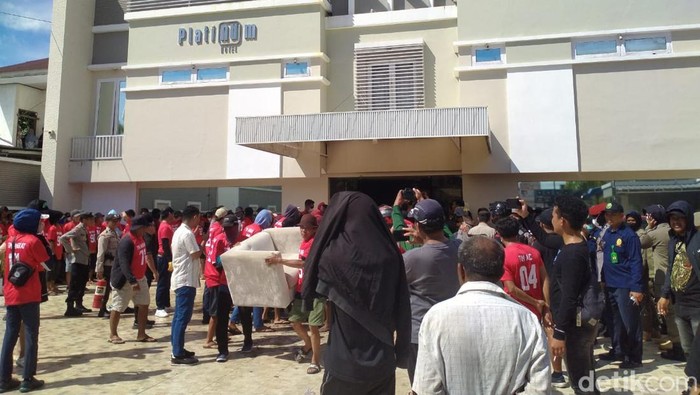 Eksekusi Hotel Platinum Palopo Ricuh, Massa Siram Oli ke Lantai