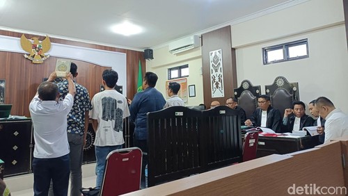 Empat saksi dari Klinik Warna Medika dihadirkan di ruang sidang Pengadilan Negeri (PN) Mataram terkait kasus pembunuhan Brigadir Nurhadi, Senin (8/12/2025). (Foto: Abdurrasyid Efendi/detikBali)