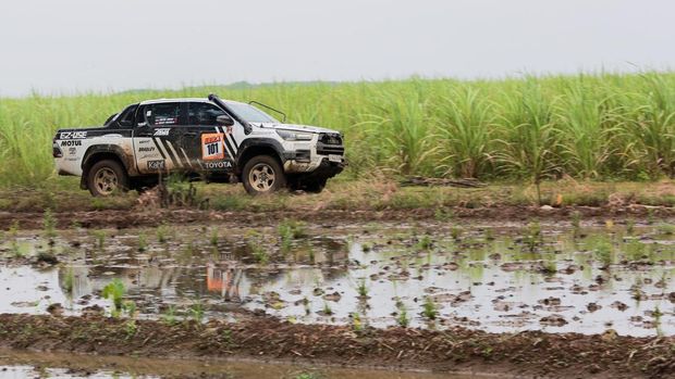 Gak cuma buat usaha, Toyota Hilux bisa dimodifikasi untuk balap reli