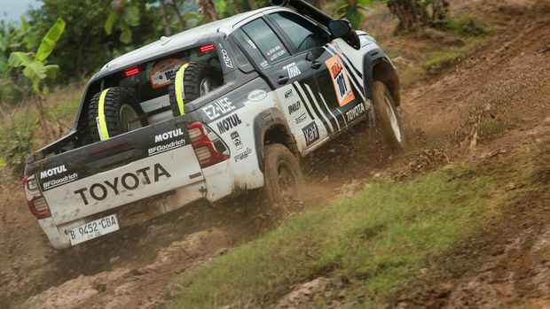 Gak cuma buat usaha, Toyota Hilux bisa dimodifikasi untuk balap reli