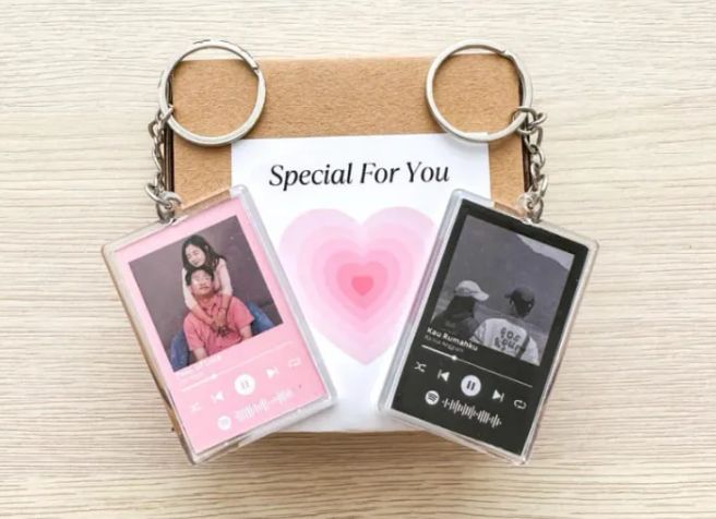 Gantungan kunci couple. (Lazada) Gantungan kunci couple. (Lazada)