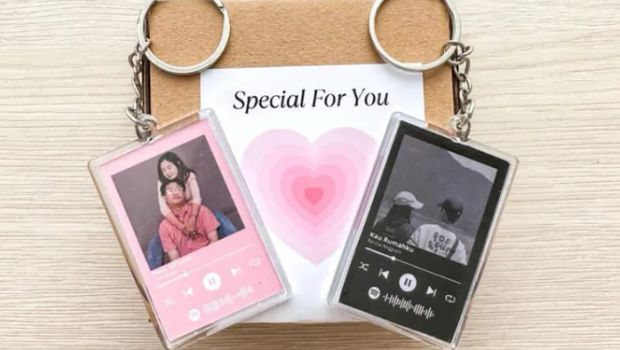 Gantungan kunci couple. (Lazada) Gantungan kunci couple. (Lazada)