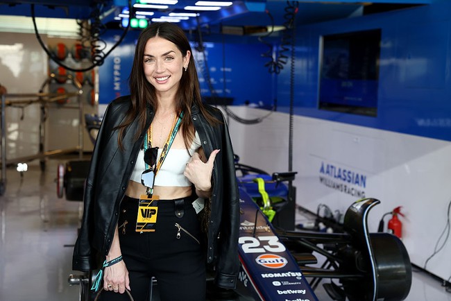 Ana de Armas menebar pesonanya dalam balutan crop-top putih yang mengekspos perut ratanya, serta celana panjang skinny beraksen kulit. (Foto: Peter Fox/Getty Images)