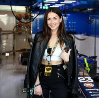 Ana de Armas menebar pesonanya dalam balutan crop-top putih yang mengekspos perut ratanya, serta celana panjang skinny beraksen kulit. (Foto: Peter Fox/Getty Images)