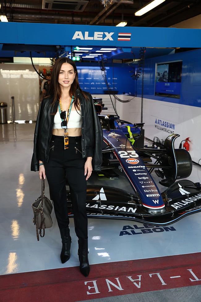 Gaya bintang iklan perhiasan Louis Vuitton ini disempurnakan dengan jaket biker kulit yang edgy, tas dan sunglasses senada. Tampak pula sepasang ankle boots lancip yang menopang kedua kaki jenjangnya. (Foto: Peter Fox/Getty Images)