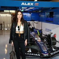 Foto: Pesona Ana de Armas di F1 Abu Dhabi, Bikin Lews Hamilton Tersenyum