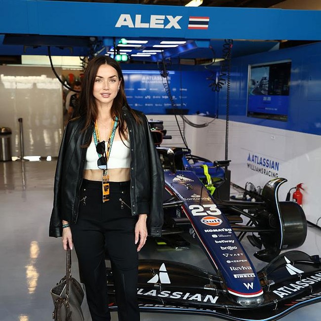 Foto: Pesona Ana de Armas di F1 Abu Dhabi, Bikin Lews Hamilton Tersenyum