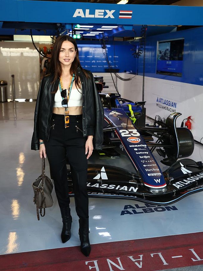 Foto: Pesona Ana de Armas di F1 Abu Dhabi, Bikin Lews Hamilton Tersenyum
