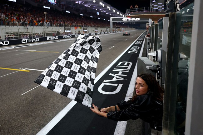Di balap F1 yang berlangsung di Yas Marina Circuit pada Minggu (7/12/2025) itu, Ana de Armas mendapat kehormatan untuk mengibarkan bendera di garis finis.  (Foto: Bryn Lennon /Formula 1 via Getty Images)