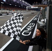 Di balap F1 yang berlangsung di Yas Marina Circuit pada Minggu (7/12/2025) itu, Ana de Armas mendapat kehormatan untuk mengibarkan bendera di garis finis.  (Foto: Bryn Lennon /Formula 1 via Getty Images)