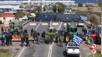 Sejumlah petani dan peternak dari berbagai penjuru Yunani, termasuk dari pulau Crete, mengerahkan traktor dan kendaraan pertanian untuk memblokade akses ke Heraklion International Airport serta sejumlah jalur nasional, kemarin. REUTERS/Stefanos Rapanis