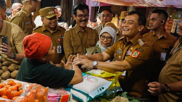 Gubernur Jateng, Ahmad Luthfi, saat meninjau harga bahan pokok di Pasar Karangayu, Kota Semarang.