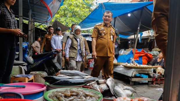 Gubernur Jateng, Ahmad Luthfi, saat meninjau harga bahan pokok di Pasar Karangayu, Kota Semarang.