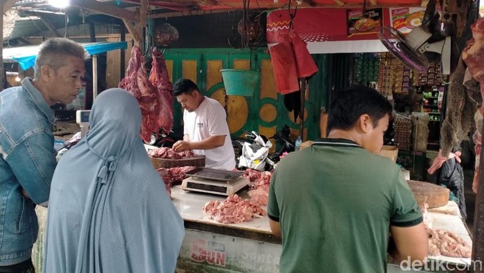 Harga Daging Sapi di Pasar Tavip Binjai Melonjak, Daya Beli Warga Turun