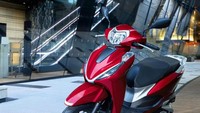 Di balik tampilannya yang klasik, Lead 125 model 2026 tetap mengusung teknologi modern khas Honda. Motor ini dibekali mesin eSP+ 4-katup 124 cc pendingin cairan dengan tenaga puncak 11 dk. Sistem Idling Stop juga hadir untuk memperbaiki efisiensi bahan bakar saat motor berhenti di lampu merah atau kemacetan. Foto: Dok. Honda