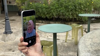 Memotret diri dengan Honor 400 Lite, menjadi lebih praktis dan gampang. Foto: Rizqy Nur Amalia/detikINET