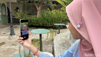 Tombol ini juga akan membantu saat mengambil foto selfie dengan lensa kamera depan 16MP yang dibantu Selfie Light. Foto: Rizqy Nur Amalia/detikINET