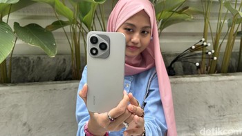 Tombol AI Camera Button tentunya juga membantu pengguna mengendalikan semua kamera belakang yang dimiiki Honor 400 Lite yaitu 108MP Ultra Clear Main Camera dan 5MP Ultra Wide Camera. Foto: Rizqy Nur Amalia/detikINET