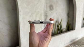 Mic dan port SIM card di sisi bawah. Performanya didukung baterai besar 5.230 mAh dengan pengisian cepat Honor SuperCharge 35W menggunakan port USB-C. Foto: Rizqy Nur Amalia/detikINET