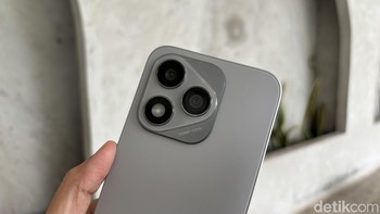 Honor 400 Lite memiliki dua kamera belakang yaitu kamera utama 108 MP dengan lossless zoom hingga 3x dan kamera wide 5 MP yang merangkap sebagai depth sensor. Di layar depan terdapat kamera selfie 16 MP dan flash LED. Foto: Rizqy Nur Amalia/detikINET