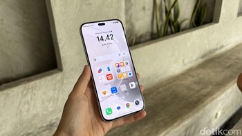 Honor 400 Lite menggunakan layar AMOLED berukuran 6,7 inch dengan resolusi Full HD+ (2.412 x 1.080 pixel), refresh rate 120Hz dan tingkat kecerahan hingga 3.500 nits. Foto: Rizqy Nur Amalia/detikINET