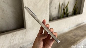 Di sisi samping ada tombol volume dan AI Smart Button. Honor 400 Lite diotaki chipsey MediaTek Dimensity 7025 Ultra yang merupakan chip 6nm. Foto: Rizqy Nur Amalia/detikINET