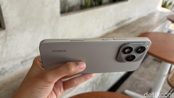 Nah yang penting tuh ini, ada tombol AI Smart Button di atas logo Honor. AI Camera Button di Honor 400 Lite dapat dipakai untuk mengontrol kamera seperti mengambil foto dan video, mengatur zoom saat membidik foto, hingga menjepret foto di dalam air. Foto: Rizqy Nur Amalia/detikINET