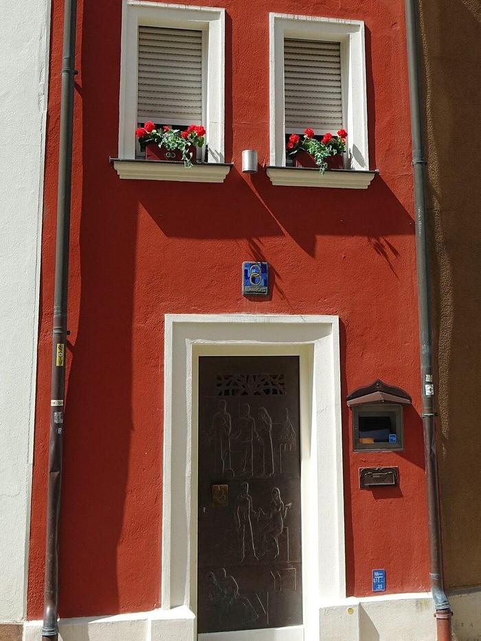 Hotel Terkecil di Dunia Ini Cuma Muat buat 2 Orang, tapi Fasilitasnya Lengkap!