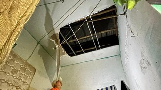 Pagar Sekolah Roboh Timpa Mobil Imbas Hujan Deras dan Angin Kencang di Bogor