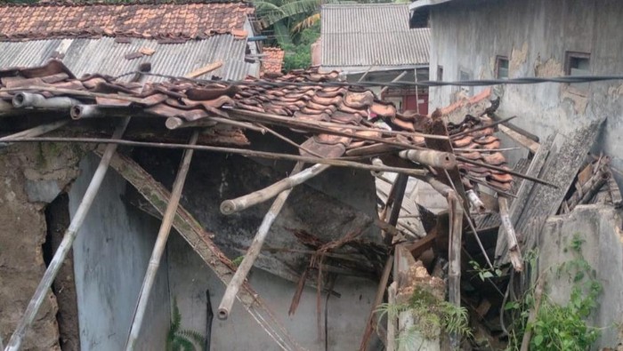 2 Rumah di Bogor Rusak Diterjang Angin Kencang, 4 Orang Mengungsi