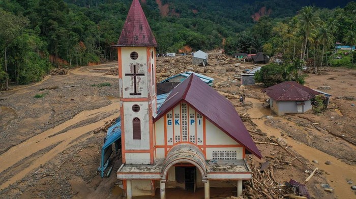 Foto udara suasana perkampungan di Kelurahan Hutanabolon yang luluh lantak akibat banjir bandang di Tukka, Kabupaten Tapanuli Tengah, Sumatera Utara, Minggu (7/12/2025). Hingga hari ke-12 pascabencana banjir bandang dan tanah longsor, masyarakat Hutanabolon saat ini masih terisolasi dan masih rawan bencana susulan. ANTARA FOTO/Muhammad Adimaja
