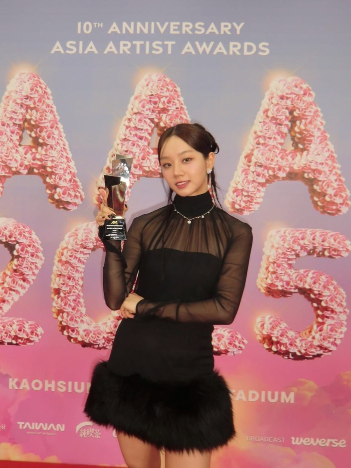 Penampilan Hyeri di backstage 2025 Asia Artist Awards.