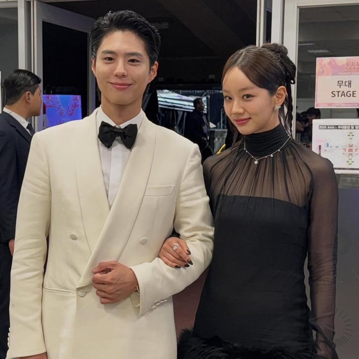 Penampilan Hyeri di backstage 2025 Asia Artist Awards.