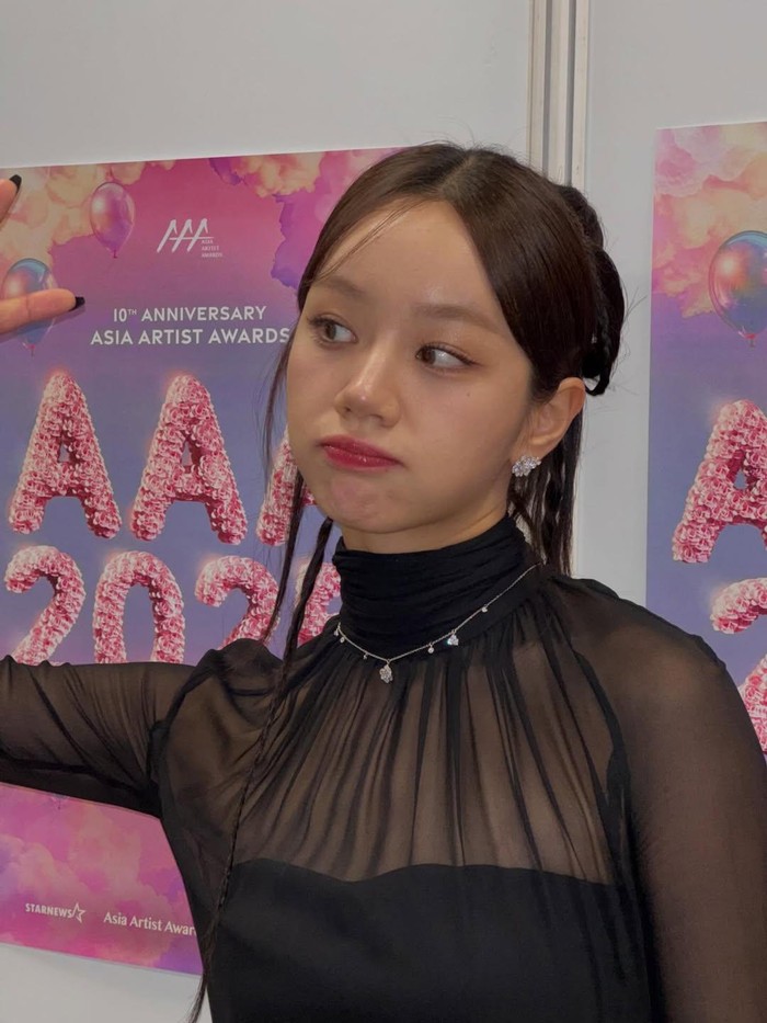 Penampilan Hyeri di backstage 2025 Asia Artist Awards.