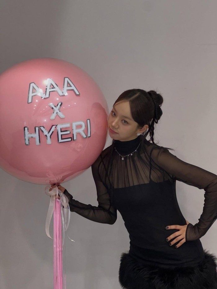 Penampilan Hyeri di backstage 2025 Asia Artist Awards.