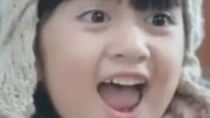 Penampilan Afiqah saat membintangi iklan makanan ringan, ekspresinya selalu jadi favorit banyak orang. Foto: YouTube