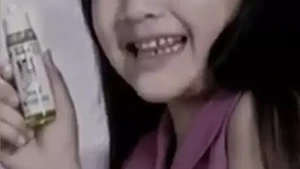 Febby Rastanty kecil tampil lucu dan luwes saat jadi bintang iklan minyak telon, senyumnya khas banget dari dulu. Foto: YouTube