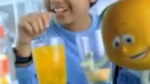 Joshua Suherman dengan slogan “Jeruk kok minum jeruk” jadi salah satu iklan paling ikonik yang nempel di ingatan generasi 90-an. Foto: YouTube