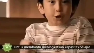 Bio One kecil tampil super ekspresif saat mengiklankan Dancow bareng adiknya, bikin banyak orang langsung ingat iklannya. Foto: YouTube