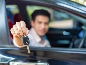 Gaji Rp 5 Juta Emang Bisa Buat Nyicil Mobil?