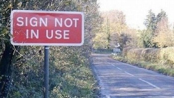 Rambu besar bertuliskan SIGN NOT IN USE—yang jelas-jelas sedang digunakan untuk memberitahu bahwa rambu tidak digunakan. Ironi tingkat profesional. Foto: Boredpanda