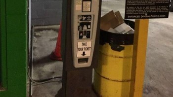 Mesin parkir bertenaga panel surya… dipasang di basement parkir tanpa cahaya matahari. Ide bagus, eksekusi minus logika. Foto: Boredpanda