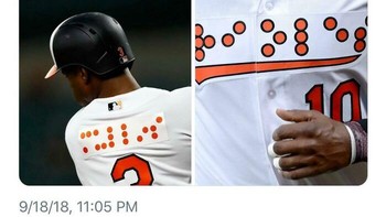 Seragam baseball dengan huruf Braille yang keren—sayangnya sulit diapresiasi oleh yang tak bisa melihatnya. Kontras niat baik vs implementasi. Foto: Boredpanda