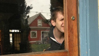 Pintu dengan lubang pengintip tapi kaca transparan penuh sehingga terkesan percuma. Foto: Boredpanda