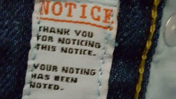 Label celana yang hanya mengucapkan terima kasih kepada Anda karena memperhatikan label tersebut. Notis yang sangat bangga diperhatikan. Foto: Boredpanda