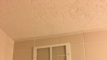 Ventilasi udara di kamar mandi yang ditempatkan tepat di bawah plafon—nyaris tak berguna selain untuk dekorasi simetris. Foto: Boredpanda