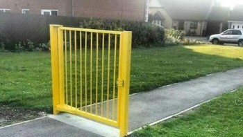 Pagar kuning berdiri gagah di tengah jalur pejalan kaki—tanpa dinding, tanpa pagar lain, dan bisa dilewati dari samping. Keamanan level percaya diri tinggi. Foto: Boredpanda