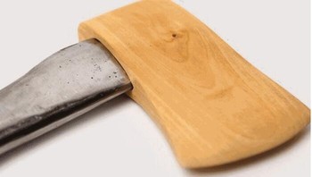 Kapak bermata… kayu. Cocok untuk menebang pohon, lalu minta maaf ke pohonnya setelahnya. Foto: Boredpanda